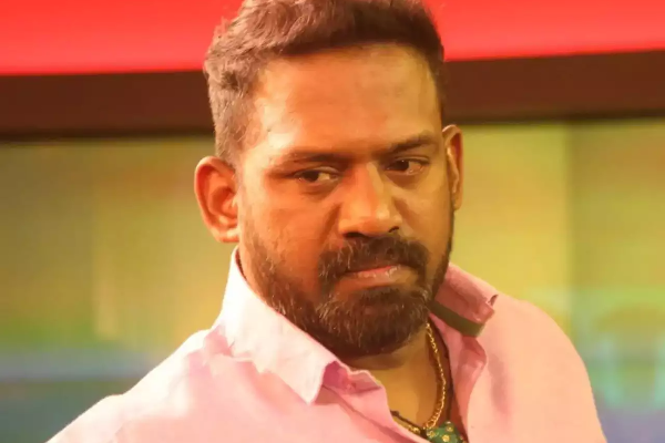கிளி வளர்த்தது குற்றமா? பிரபல நடிகருக்கு ரூ.2.5 லட்சம் அபராதம்! | Famous Actor Robosangar Fined Rs 2 5 Lakh