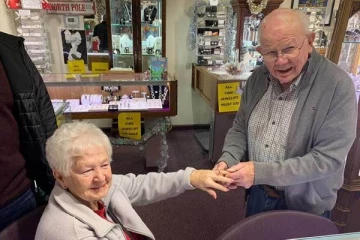 விவகாரத்து செய்த மனைவியுடன் 50 ஆண்டுகளுக்கு பின் மீண்டும் திருமணம்! காதலை வெளிப்படுத்திய 94 வயது முதியவர்