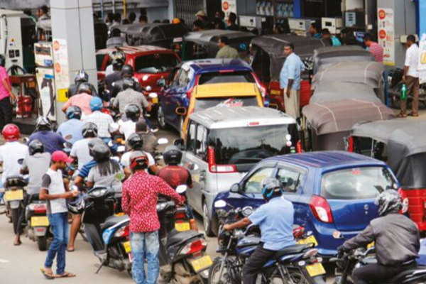 எரிபொருள் நிரப்பு நிலையத்தில் இடம்பெற்ற மோதல் | A Collision At A Fuel Station