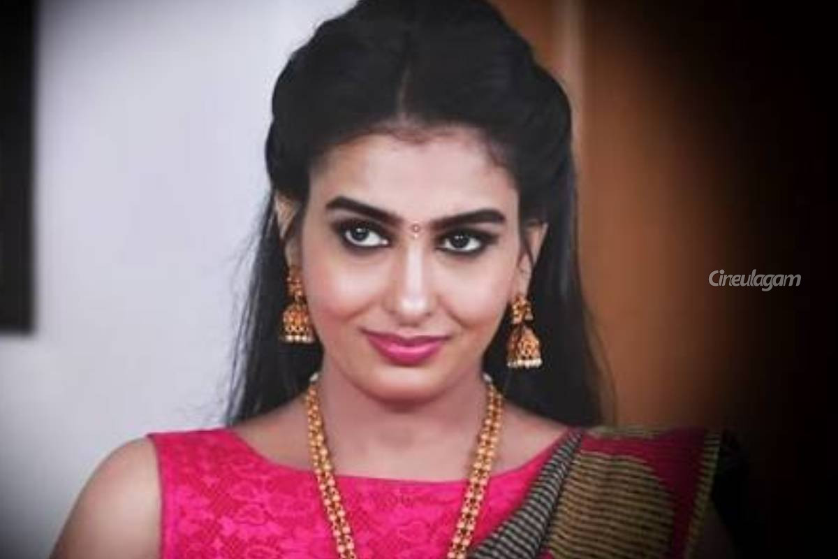 சிறுவயதில் செம கியூட்டாக இருக்கும் இந்த சீரியல் நடிகை யார் என்று தெரிகிறதா?... | Popular Serial Actress Childhood Photo Goes Viral சிறுவயதில் செம கியூட்டாக இருக்கும் இந்த சீரியல் நடிகை யார் என்று தெரிகிறதா?... | Popular Serial Actress Childhood Photo Goes Viral