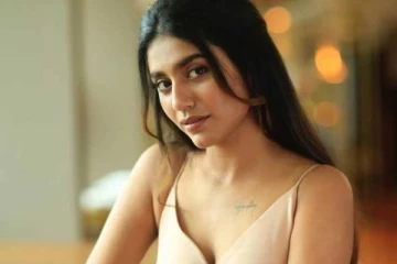 நீச்சல் குளத்தில் அந்த ஆடை அணிந்து குளிக்கும் புகைப்படத்தை வெளியிட்ட பிரியா வாரியர்..இதோ