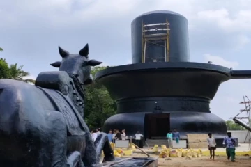 56 அடி உயர சிவலிங்கத்திற்குள் கோவில்-எங்கு இருக்கிறது தெரியுமா?