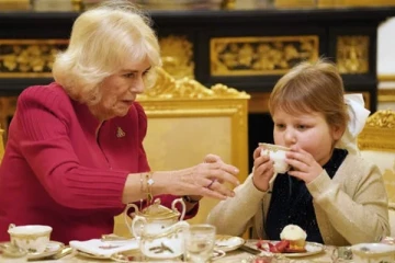 கண் பார்வையை இழந்த சிறுமியுடன் தேனீர் அருந்தும் ராணி கமிலா; வைரலாகும் புகைப்படங்கள்