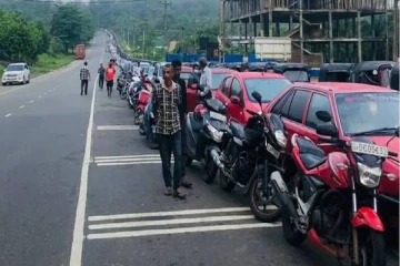 வரிசைகளை கவனத்தில் கொள்ளாது எரிபொருளை நிரப்பி செல்லும் பிக்குமார்:பொது மக்கள் குற்றச்சாட்டு