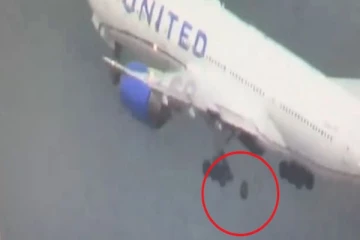 பறந்துகொண்டிருந்த விமானத்தில் இருந்து கழன்று விழுந்த சக்கரம்