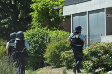 பெண் பொலிசாரை கத்தியால் குத்திவிட்டு ஓடிய நபர்... மீண்டும் பொலிசார் மீது தாக்குதல்: பிரான்சில் தொடரும் பரபரப்பு