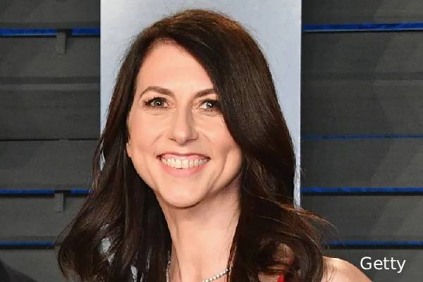 ஒரே ஆண்டில் 7.2 பில்லியன் டொலர் நன்கொடை வழங்கிய பெண் - யார் தெரியுமா? | Who Is Mackenzie Scott Donated 7 2 Billion In 2025