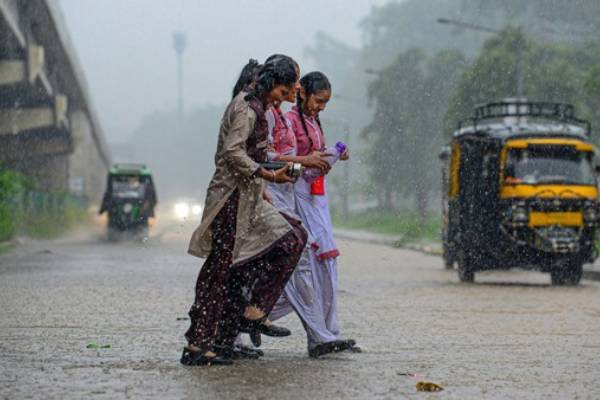 வங்ககடலில் நிலைகொண்டுள்ள ஆழ்ந்த காற்றழுத்த தாழ்வு பகுதி.., எப்போது கரையை கடக்கும்? | Heavy Rain Warning Red Alert For These Districts