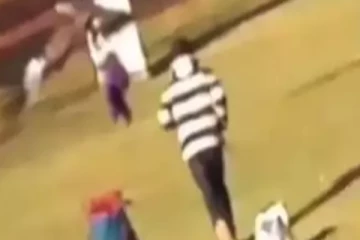 இரையாக குழந்தையை தூக்கி உயர பறந்த கழுகு... பதறிய தந்தை! திகில் காட்சி