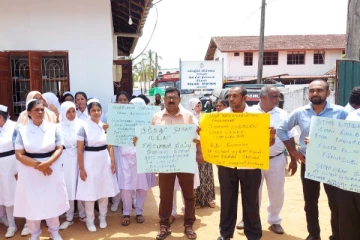 சுகாதாரத்துறை ஊழியர்கள் எரிபொருள் கோரி ஆர்ப்பாட்டம் (Photos)