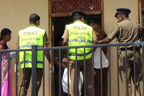 வீட்டுக்குள் அத்துமீறிய கும்பலின் வெறிச்செயல்.. ஆயுதங்களுடன் ஐவர் கைது! | 5 Arrested In Kalutara