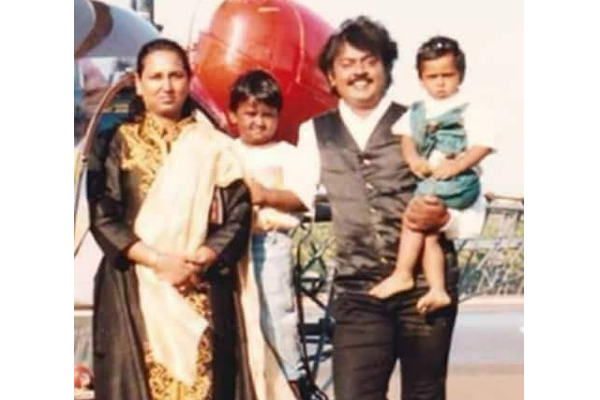 தனது இரு பிள்ளைகள், மனைவியுடன் நடிகர் விஜயகாந்த்.. அழகிய குடும்ப புகைப்படம் | Vijayakanth With His Sons And Wife