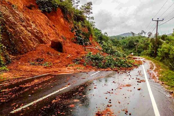 நாட்டில் பல பகுதிகளுக்கு மண்சரிவு அபாய எச்சரிக்கை | Landslide Warning Issued For Several Parts Country