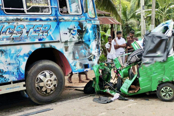 முச்சக்கரவண்டியை சுக்குநூறாக்கிய பேருந்து; சாரதி படுகாயம் | A Bus That Turned A Tricycle Driver Injured