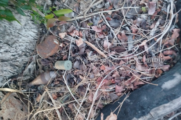 யாழில் வெடிக்காத நிலையில் மீட்கப்பட்ட பெருமளவு குண்டுகள் | Mandalai Police Recover Live Bombs Private Land