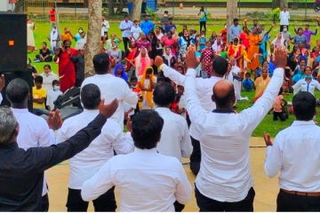 நாட்டில் ஏற்பட்டுள்ள பொருளாதார அரசியல் நெருக்கடி நீங்க விசேட ஈஸ்டர் வழிபாடு(Photos)