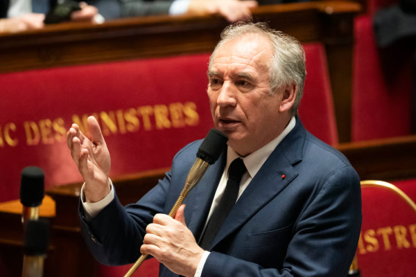 பிரான்ஸ் அரசு கவிழும் அபாயம்: பின்னணி | France Pm Face No Confidence Vote Govt At Risk