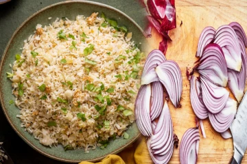 வீட்டில் சாதம் மிஞ்சிட்டா? வைட்டமின் E அள்ளித்தரும் வெங்காய சாதம் செய்திருங்க