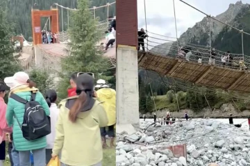 திடீரென அறுந்த தொங்கு பாலத்தின் கேபிள்: ஐவர் மரணம்..அதிர்ச்சி வீடியோ