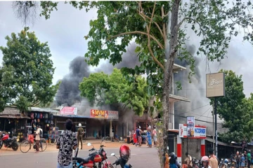 தீப்பற்றி எரியும் கடைத்தொகுதிகள் ; தமிழர் பகுதியில் சம்பவம்