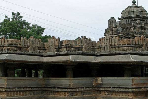 மடத்தில் தினமும் ஒரு மணி நேரம் தியானம் செய்யும் முஸ்லிம் பெண் - என்ன சொன்னார் தெரியுமா? | Muslim Woman Meditates Hindu Temple Karnataka