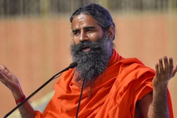 பெண்கள் ஆடை அணியாவிட்டாலும் அழகாக இருக்கிறார்கள் - பாபா ராம்தேவ் சர்ச்சை பேச்சு