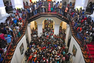 ஜனாதிபதி மாளிகையில் பியானோ இசைத்து மக்களை மகிழ்வித்த பொலிஸ் கான்ஸ்டபிள்! பறிபோன வேலை