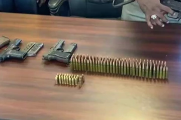 ගිනි අවි සමග දෙදෙනෙක් හදිසියේම අත්අඩංගුවට පත් වූ හැටි..