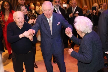 ஆனி பிராங்க் தங்கையுடன் நடனமாடி மகிழ்ந்த பிரித்தானிய மன்னர் சார்லஸ்: வைரலாகும் வீடியோ