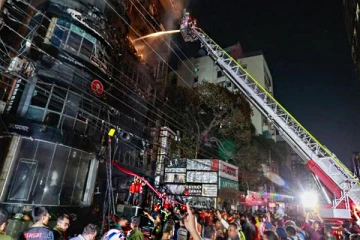 பங்களாதேஷ் கட்டிடத்தில் ஏற்பட்ட தீ விபத்தில் 43 பேர் பலி