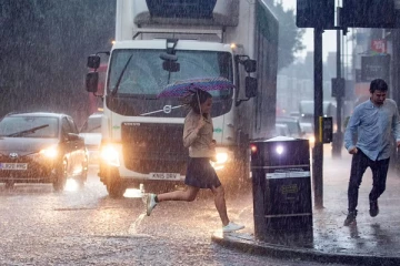 கொட்டித்தீர்த்த மழை... வெள்ளக்காடான லண்டன்: முகாம்களில் தஞ்சம் புகுந்த கோடீஸ்வரர்கள்