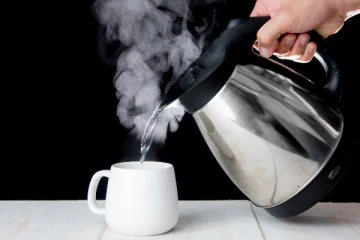 தினமும் சுடு தண்ணீர் குடித்தால் இவ்வளவு நன்மைகள் வந்தடையுமா? ஆயுர்வேதத்தின் கருத்து