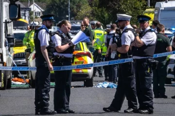 திகில் பட பாணியில் கொடூர சம்பவம்... சிறார் உட்பட பலர் மீது வாள்வெட்டு