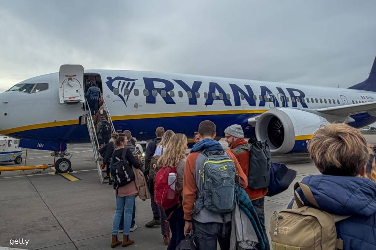 டசின் கணக்கான பயணிகளைத் தவிக்கவிட்டு லண்டன் பறந்த Ryanair விமானம் | Ryanair Passengers Stranded டசின் கணக்கான பயணிகளைத் தவிக்கவிட்டு லண்டன் பறந்த Ryanair விமானம் | Ryanair Passengers Stranded
