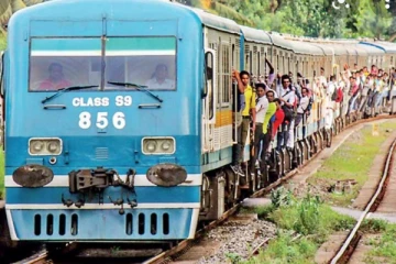 කපුටු කාක්.කාක් කාක් " කවදාවත් නැතුව කෝච්චියෙන් ඇහුණු වෙනස්ම හඩ.. (VIDEO)