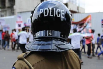 பொலிஸைக் கட்டிவைத்து உதைத்த கிராம மக்கள்