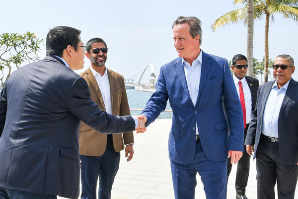 கொழும்பு போர்ட் சிட்டிக்கும் விஜயம் செய்த டேவிட் கமரூன் (Photos) | David Cameron Also Visited Colombo Port City