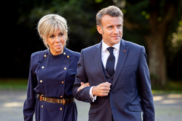 மன்னிப்புக் கேட்டார் பிரான்ஸ் ஜனாதிபதியின் மனைவி | French 1St Lady Apologises Remark On Feminists மன்னிப்புக் கேட்டார் பிரான்ஸ் ஜனாதிபதியின் மனைவி | French 1St Lady Apologises Remark On Feminists