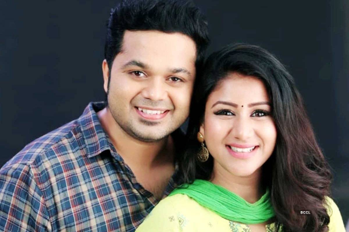 இரண்டு குழந்தைகளுக்கு பின்னும் இப்படியா? ஆல்யா- சஞ்சீவ் வெளியிட்ட காணொளி வைரல்! | Alya Manasa Sanjeev Karthick Romantic Video Viral