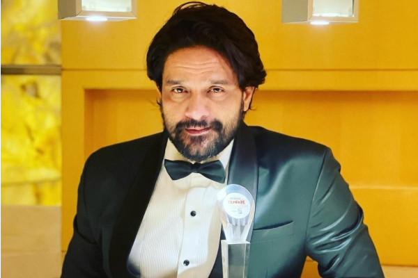 கிராமத்தில் மாட்டுச்சாணம் அள்ளிய நடிகர்!! இப்போது பல கோடிகளுக்கு அதிபதி... | Actor Pick Up Cow Dung In Village Now Rich Man கிராமத்தில் மாட்டுச்சாணம் அள்ளிய நடிகர்!! இப்போது பல கோடிகளுக்கு அதிபதி... | Actor Pick Up Cow Dung In Village Now Rich Man