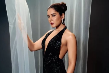 பாலிவுட் போனதும் இப்படியா!! விருதுவிழாவிற்கு சென்ற நடிகை ராஷி கண்ணா..