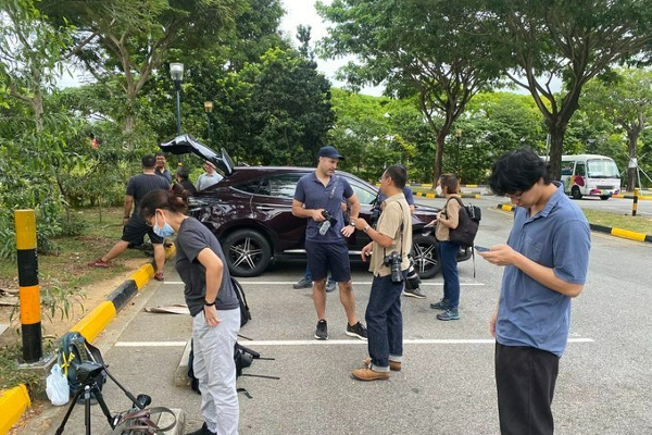 கோட்டாவுக்காக காத்திருக்கும்  சிங்கப்பூர் ஊடகவியலாளர்கள்! | Singapore Journalists Waiting For The Gotabaya