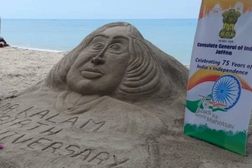 யாழ் கசூரினா கடற்கரையில் இந்திய முன்னாள் ஜனாதிபதி கலாம் மணல் சிற்பம்