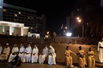 இன்னுமொரு மே 9 உருவாகிவிடக்கூடாது! காவல் அரண்களாக அருட்சகோதரியர்! (Photos)