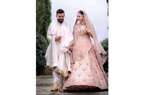 நடிகை அனுஷ்கா ஷர்மாவின் திருமண உடையின் விலை மட்டுமே இத்தனை லட்சமா..! கேட்டா ஷாக் ஆகிடுவீங்க | Anushka Sharma Marriage Dress Cost