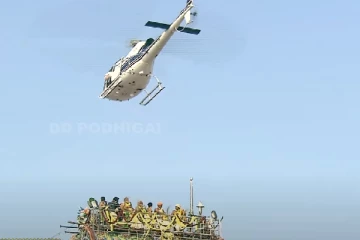 பழனி ராஜகோபுரம் மீது ஹெலிகாப்டர் மூலம் தூவப்பட்ட மலர்கள் : வைரலாகும் புகைப்படங்கள்