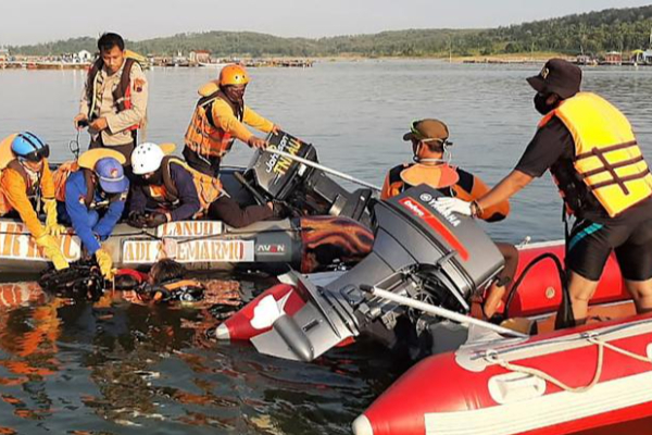 இந்தோனேசியாவில் படகு கவிழ்ந்து விபத்து ; 43 பேர் மாயம்! | Boat Capsizes In Indonesia 43 People Missing