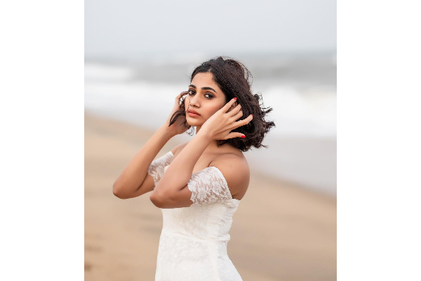 கடல் கன்னியா இது..! ரசிகர்களுக்கு அப்படியொரு உடையில் தரிசம்கொடுத்த லொஸ்லியா | Bigg Boss Losliya Latest Beach Picture