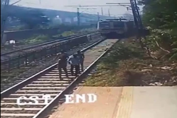 இரயில் தண்டவாளத்தில் தற்கொலைக்கு முயன்ற நபர்! சிசிடிவி கமெராவில் பதிவான காட்சி