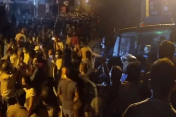 அமைச்சர் ஒருவரின் வீடும் ஆர்ப்பாட்டக்காரர்களால் முற்றுகை?